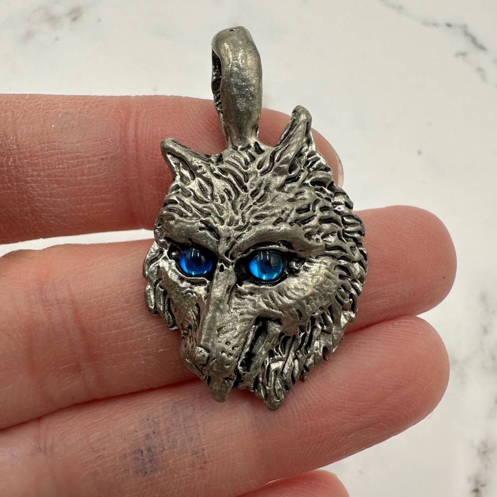 Fellowship Foundary 1995 Carved Wolf Pendant with Blue Eyes - No Discounts